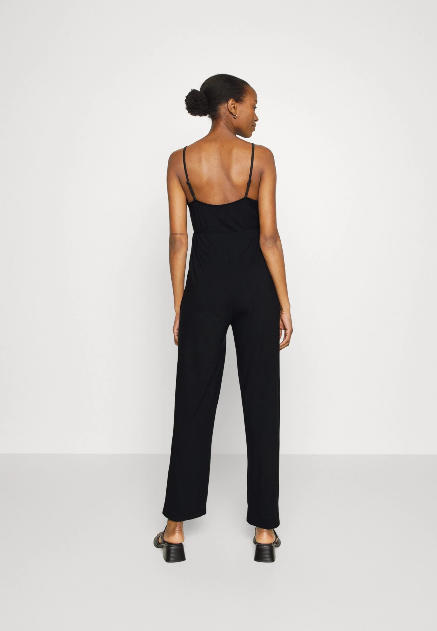 Strappy Drappy Cintered- Jumpsuit - Black - Afbeelding 3